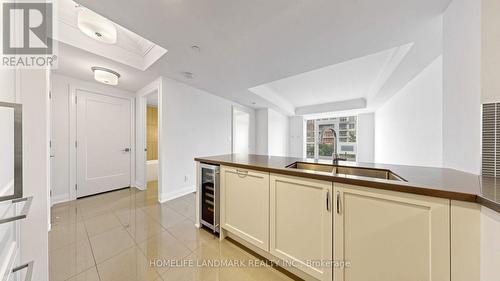 507 - 15 Stollery Pond Crescent, Markham, ON - Indoor Photo Showing Kitchen With Double Sink
