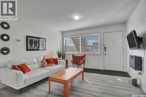 103 120 C Avenue N, Saskatoon, SK - Indoor Photo Showing Living Room