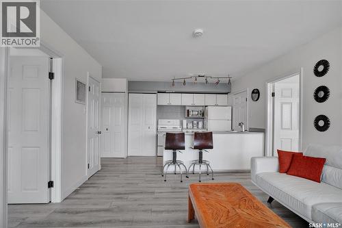 103 120 C Avenue N, Saskatoon, SK - Indoor Photo Showing Living Room