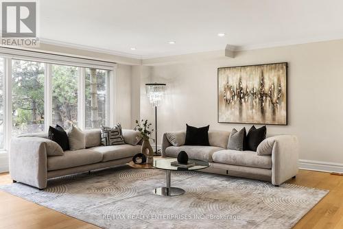 2154 Oneida Crescent, Mississauga, ON - Indoor Photo Showing Living Room