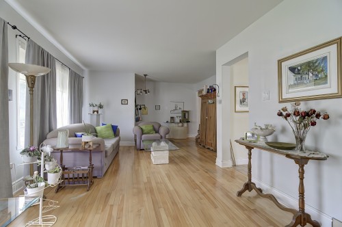 Salon - 260 Av. Laporte, Laval (Pont-Viau), QC - Indoor