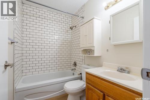 425 Lorne Street, Regina, SK - Indoor Photo Showing Bathroom