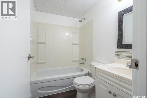 425 Lorne Street, Regina, SK - Indoor Photo Showing Bathroom