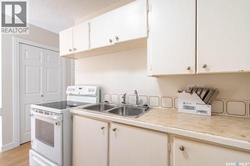 425 Lorne Street, Regina, SK - Indoor Photo Showing Kitchen With Double Sink