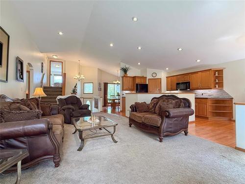 150 Lynx Crescent, Brandon, MB - Indoor Photo Showing Living Room