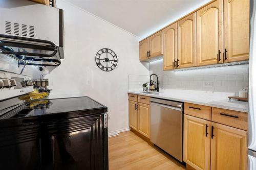 905 Talbot Avenue, Winnipeg, MB - Indoor Photo Showing Kitchen