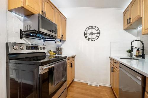 905 Talbot Avenue, Winnipeg, MB - Indoor Photo Showing Kitchen