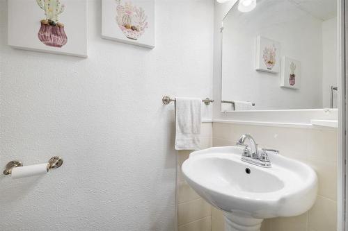 905 Talbot Avenue, Winnipeg, MB - Indoor Photo Showing Bathroom