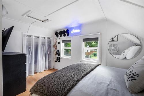 905 Talbot Avenue, Winnipeg, MB - Indoor Photo Showing Bedroom