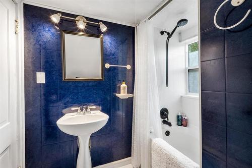 905 Talbot Avenue, Winnipeg, MB - Indoor Photo Showing Bathroom