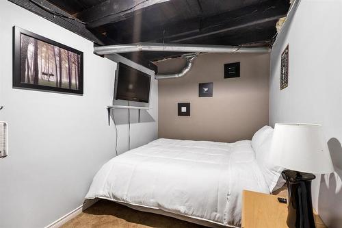905 Talbot Avenue, Winnipeg, MB - Indoor Photo Showing Bedroom