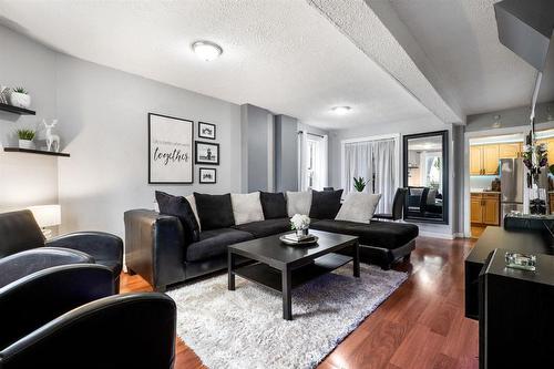 905 Talbot Avenue, Winnipeg, MB - Indoor Photo Showing Living Room