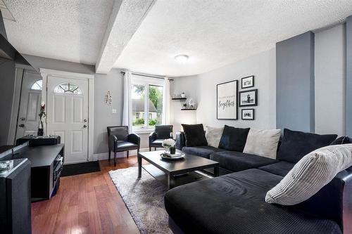 905 Talbot Avenue, Winnipeg, MB - Indoor Photo Showing Living Room