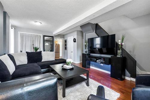 905 Talbot Avenue, Winnipeg, MB - Indoor Photo Showing Living Room