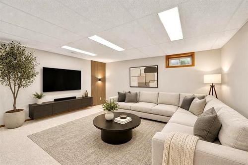 164 Apple Hill Rd, Winnipeg, MB - Indoor Photo Showing Living Room