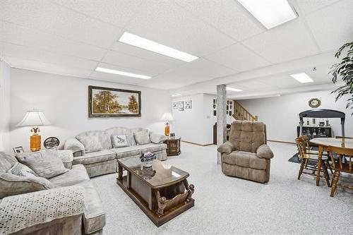 164 Apple Hill Rd, Winnipeg, MB - Indoor Photo Showing Living Room