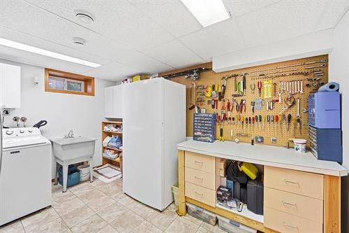 164 Apple Hill Rd, Winnipeg, MB - Indoor Photo Showing Laundry Room