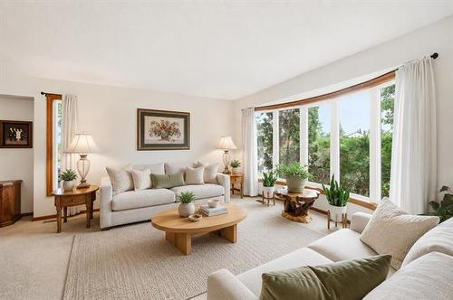 164 Apple Hill Rd, Winnipeg, MB - Indoor Photo Showing Living Room