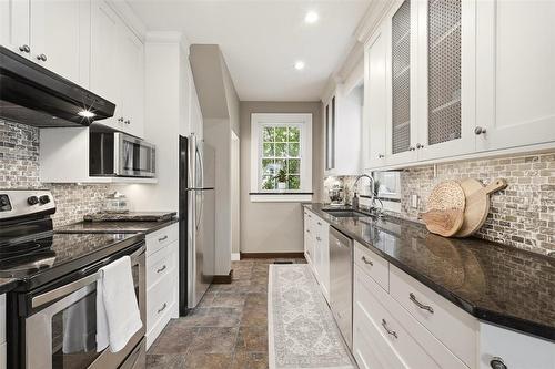 301 Davidson Street, Winnipeg, MB - Indoor Photo Showing Kitchen With Upgraded Kitchen