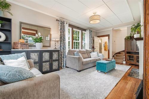 301 Davidson Street, Winnipeg, MB - Indoor Photo Showing Living Room