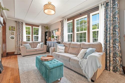 301 Davidson Street, Winnipeg, MB - Indoor Photo Showing Living Room