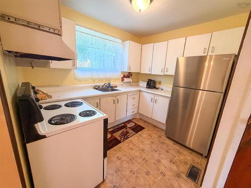 19 Brompton Road, Dartmouth, NS - Indoor Photo Showing Kitchen