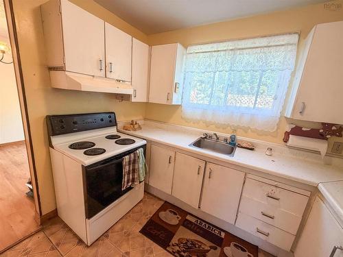 19 Brompton Road, Dartmouth, NS - Indoor Photo Showing Kitchen