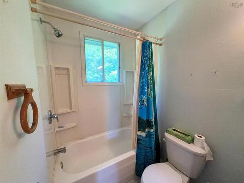 19 Brompton Road, Dartmouth, NS - Indoor Photo Showing Bathroom