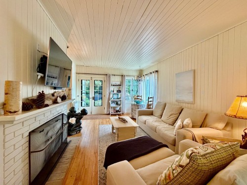 Salle familiale - 62 Route Du Long-Sault, Saint-André-D'Argenteuil, QC - Indoor Photo Showing Living Room With Fireplace