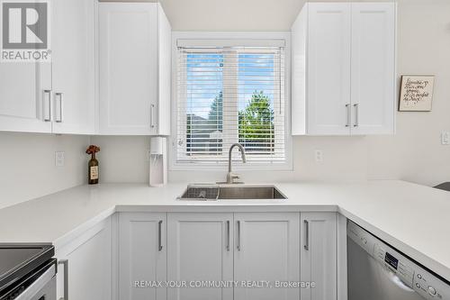 5578 Waterwind Crescent, Mississauga, ON - Indoor Photo Showing Kitchen