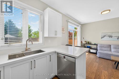 5578 Waterwind Crescent, Mississauga, ON - Indoor Photo Showing Kitchen