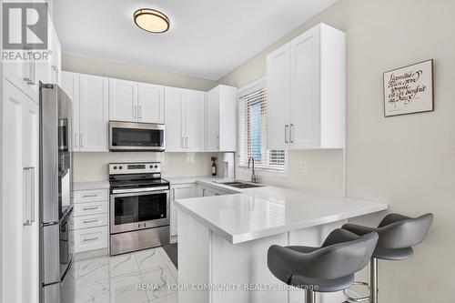 5578 Waterwind Crescent, Mississauga, ON - Indoor Photo Showing Kitchen
