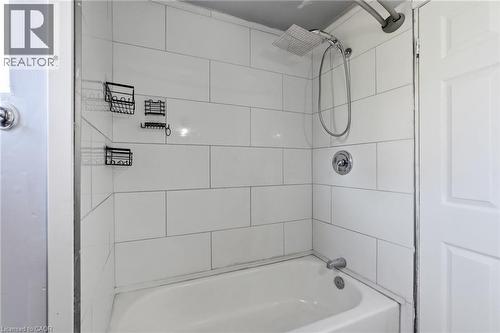 41 Barnesdale Avenue N, Hamilton, ON - Indoor Photo Showing Bathroom