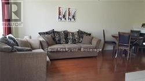 539 Coach Drive, Mississauga, ON - Indoor Photo Showing Living Room
