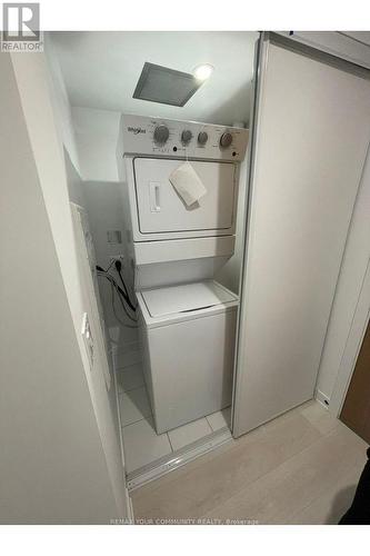 527 - 8 Tippett Road, Toronto, ON - Indoor Photo Showing Laundry Room