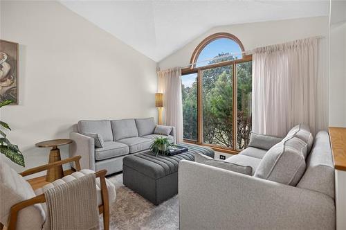 73 High Ridge Rd, Winnipeg, MB - Indoor Photo Showing Living Room