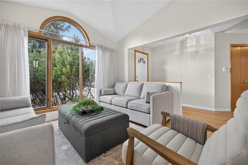 73 High Ridge Rd, Winnipeg, MB - Indoor Photo Showing Living Room