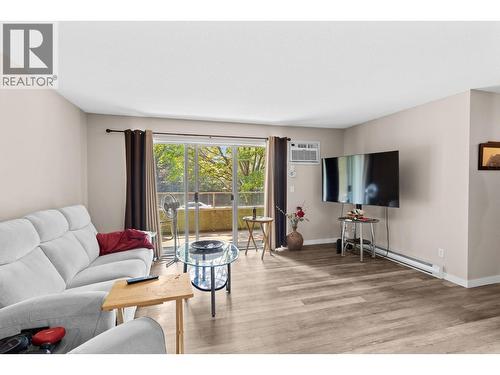 780 Houghton Road Unit# 204, Kelowna, BC - Indoor Photo Showing Living Room