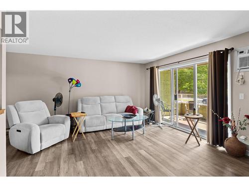 780 Houghton Road Unit# 204, Kelowna, BC - Indoor Photo Showing Living Room