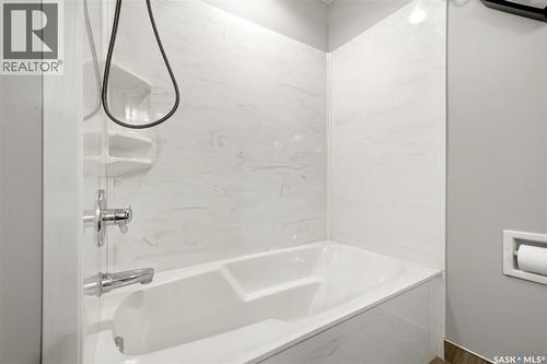 210 Pleasant Avenue, Buena Vista, SK - Indoor Photo Showing Bathroom