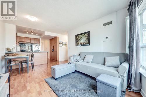 712 - 38 Lee Centre Drive, Toronto, ON - Indoor Photo Showing Living Room