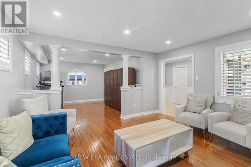 2855 Duncairn Drive, Mississauga, ON - Indoor Photo Showing Living Room