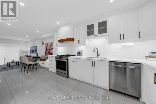 5253 Bushelgrove Circle, Mississauga, ON - Indoor Photo Showing Kitchen With Upgraded Kitchen