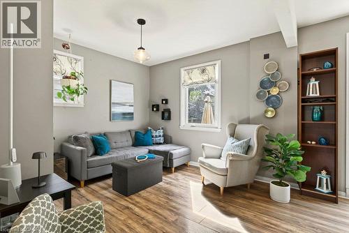 23 Kipling Road, Hamilton, ON - Indoor Photo Showing Living Room