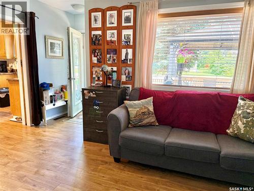 315 3Rd Avenue W, Debden, SK - Indoor Photo Showing Living Room