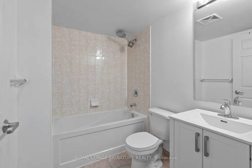 801-19 Grand Trunk Crescent, Toronto, ON - Indoor Photo Showing Bathroom