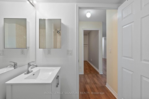 801-19 Grand Trunk Crescent, Toronto, ON - Indoor Photo Showing Bathroom