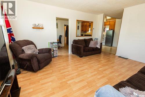 315 Atlantic Avenue, Kerrobert, SK - Indoor Photo Showing Living Room
