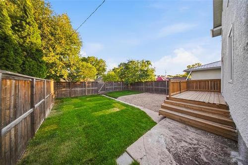 324 Yale Ave, Winnipeg, MB - Indoor Photo Showing Laundry Room