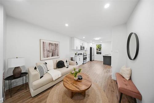 324 Yale Ave, Winnipeg, MB - Indoor Photo Showing Living Room